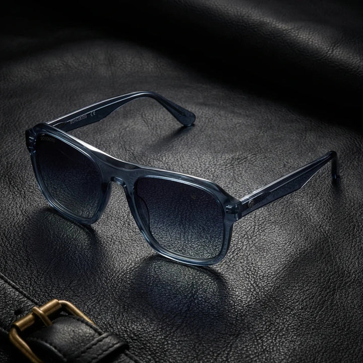 Lentes sol Tom polarizados UV400 sobre cuero negro detalle brass premium Bonoboss #color_azul