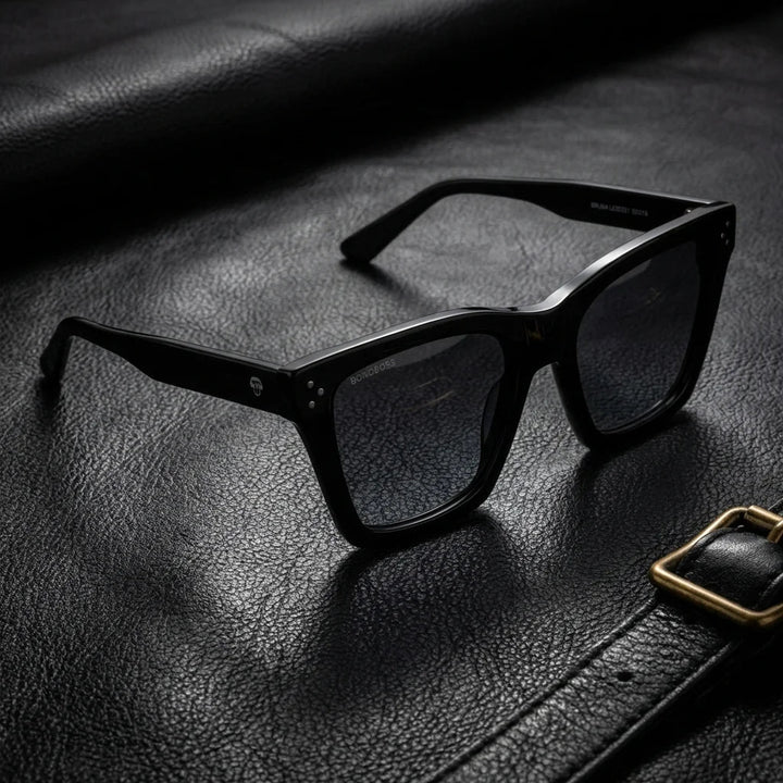 Lentes sol Bruna Retro Polarizado UV400 negro sobre cuero negro detalle brass premium Bonoboss #editorial_polarizado #color_negro