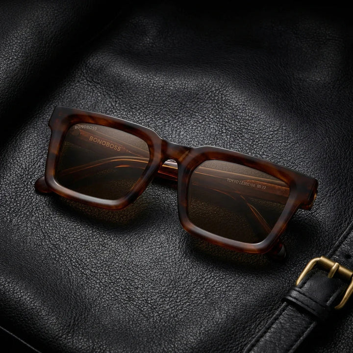 Lentes sol Tokyo polarizados UV400 bio-acetato Brown sobre cuero negro detalle brass premium Bonoboss #editorial_polarizado #color_brown