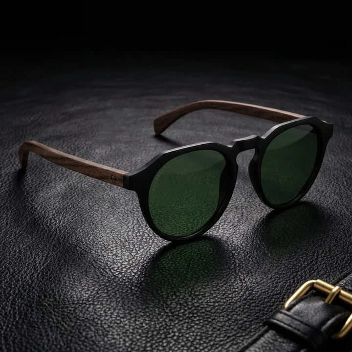 Lentes sol Galapagos polarizados UV400 acetato madera negro G15 sobre cuero negro detalle brass premium Bonoboss #editorial_polarizado #color_negro-g15