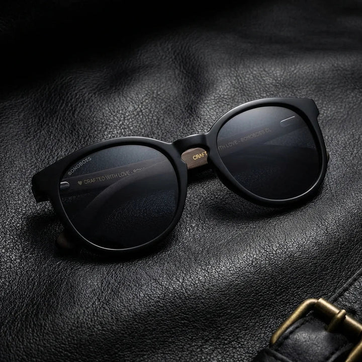 Lentes sol Meli Dark polarizados UV400 bio-acetato Negro sobre cuero negro detalle brass premium Bonoboss #editorial_grid1 #color_negro