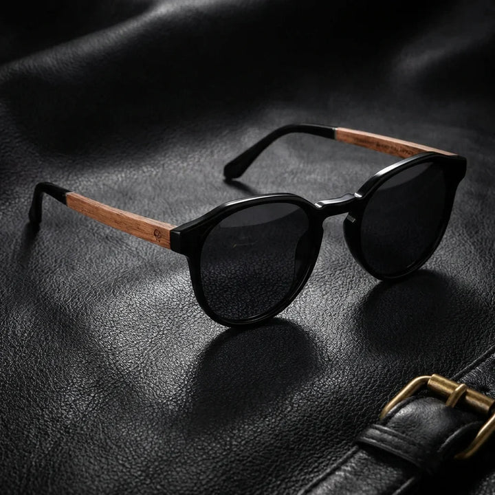 Lentes sol Galapagos polarizados UV400 madera nogal Negro sobre cuero negro detalle brass premium Bonoboss #editorial_polarizado #color_negro