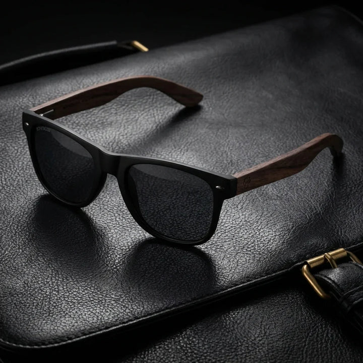 Lentes sol Acacia Nogal polarizados UV400 smoke sobre cuero negro detalle brass premium Bonoboss #editorial_polarizado #color_smoke