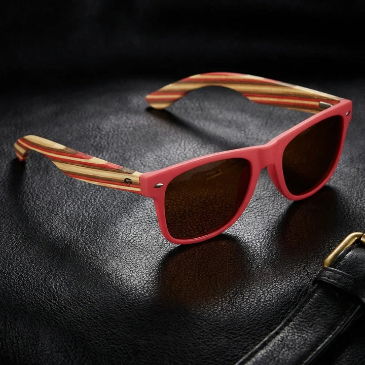 Lentes sol Acacia polarizados UV400 madera zebrano Rosado Brown sobre cuero negro detalle brass premium Bonoboss #editorial_polarizado #color_rosado-brown