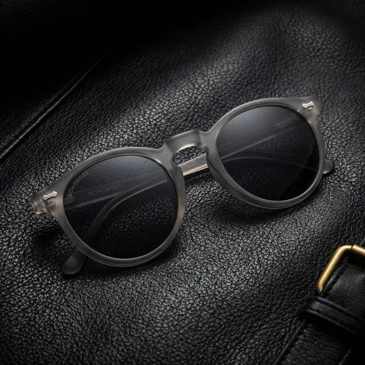 Lentes sol Temuco RPET polarizados UV400 sobre cuero negro detalle brass premium Bonoboss #color_gris
