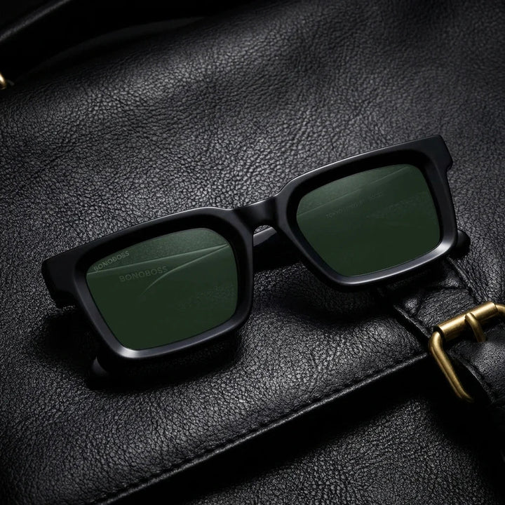 Lentes sol Tokyo polarizados UV400 bio-acetato Negro sobre cuero negro detalle brass premium Bonoboss #editorial_polarizado #color_negro