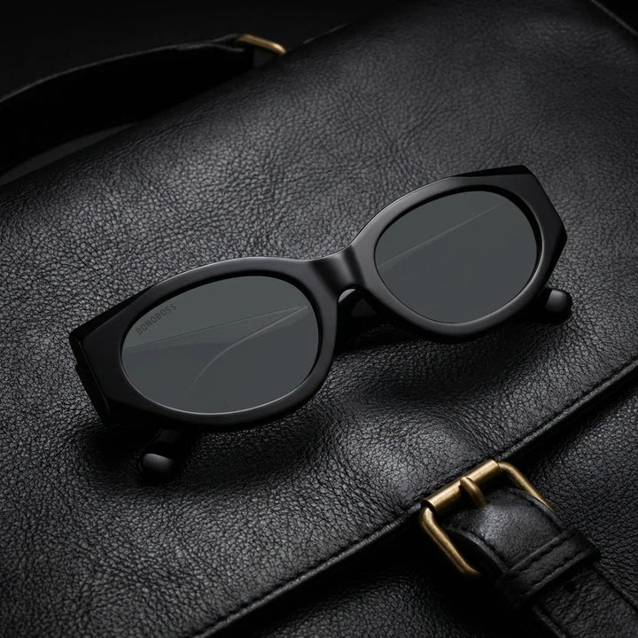 Lentes sol Milán polarizados UV400 sobre cuero negro detalle brass premium Bonoboss #editorial_polarizado #color_negro