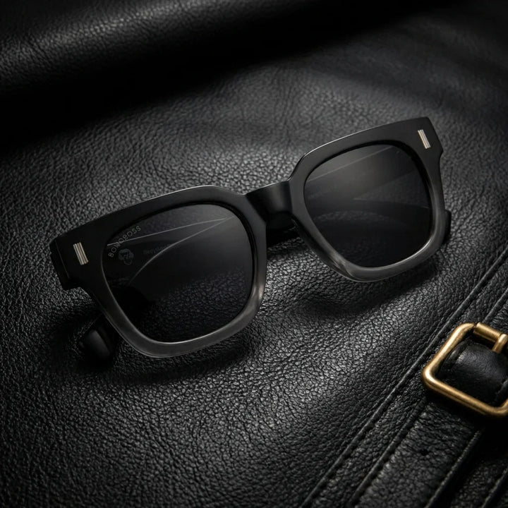 Lentes sol Osorno rPET polarizados UV400 rPET reciclado Dark sobre cuero negro detalle brass premium Bonoboss #editorial_polarizado #color_dark