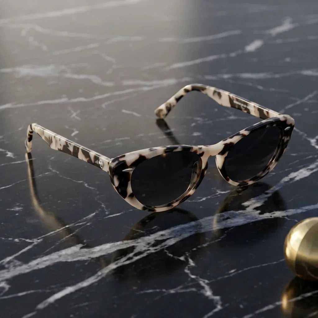 Lentes sol Havana polarizados UV400 bio-acetato marble sobre marmol negro superficie premium elegante Bonoboss #editorial_polarizado #color_marble