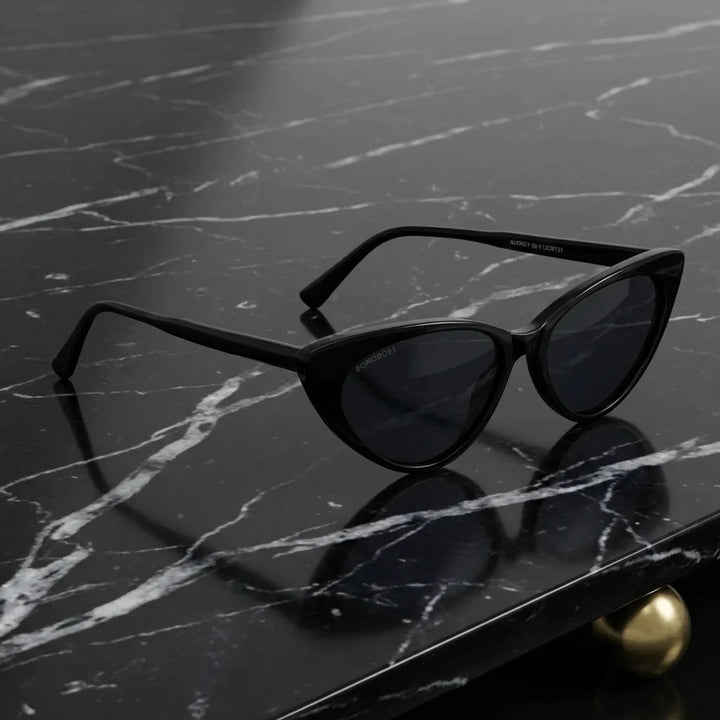 Lentes sol Audrey Red polarizados UV400 negro sobre marmol negro superficie elegante premium Bonoboss #editorial_polarizado #color_negro