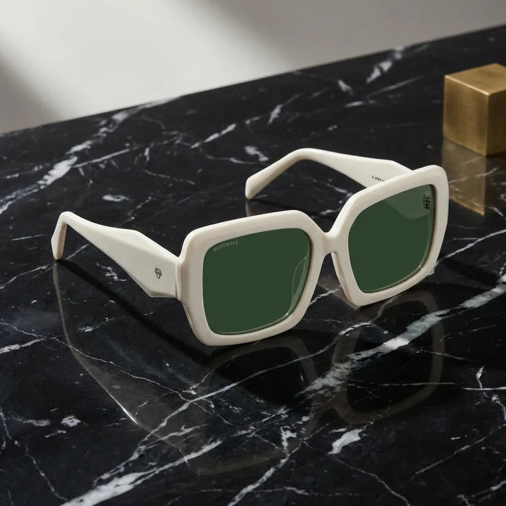Lentes sol Alaska polarizados UV400 blanco sobre marmol negro superficie elegante Bonoboss #editorial_grid1 #color_blanco