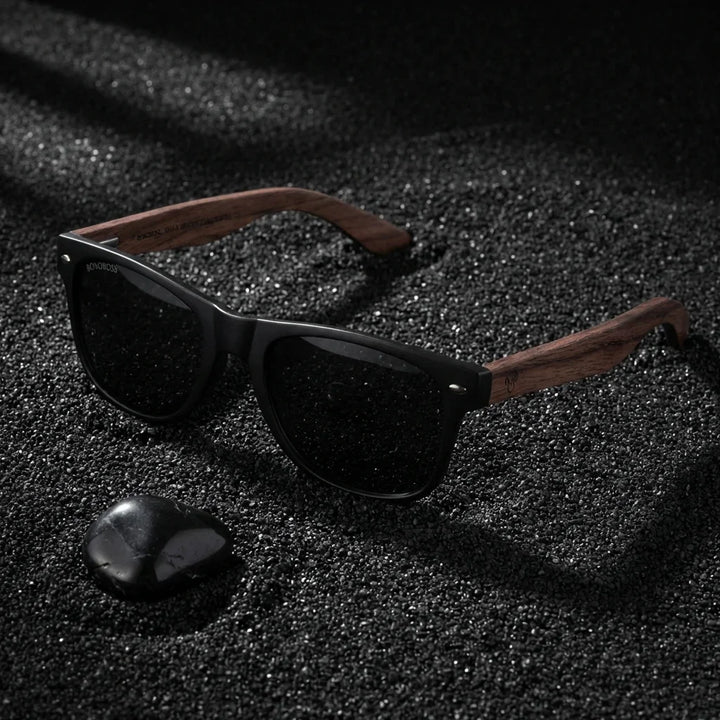 Lentes sol Acacia Nogal polarizados UV400 sobre arena negra volcanica Bonoboss #color_smoke