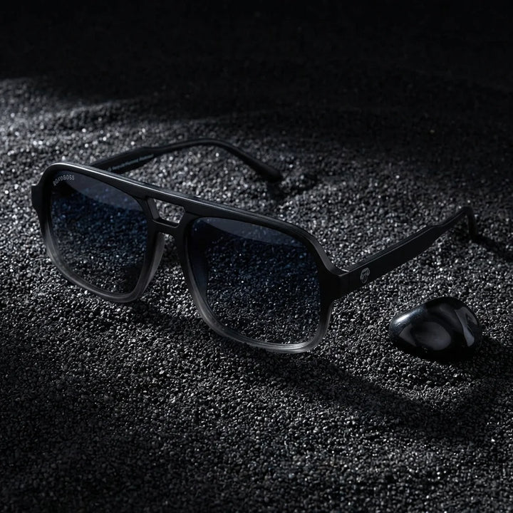 Lentes sol Orson RPET polarizados UV400 sobre arena negra volcanica Bonoboss #color_negro