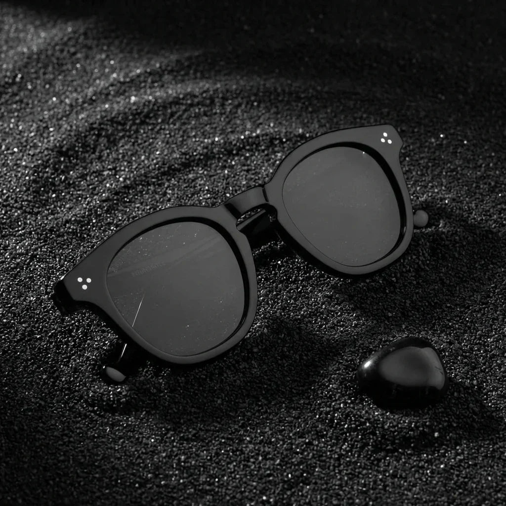 Lentes sol Lenga polarizados UV400 sobre arena negra volcanica Bonoboss #color_negro