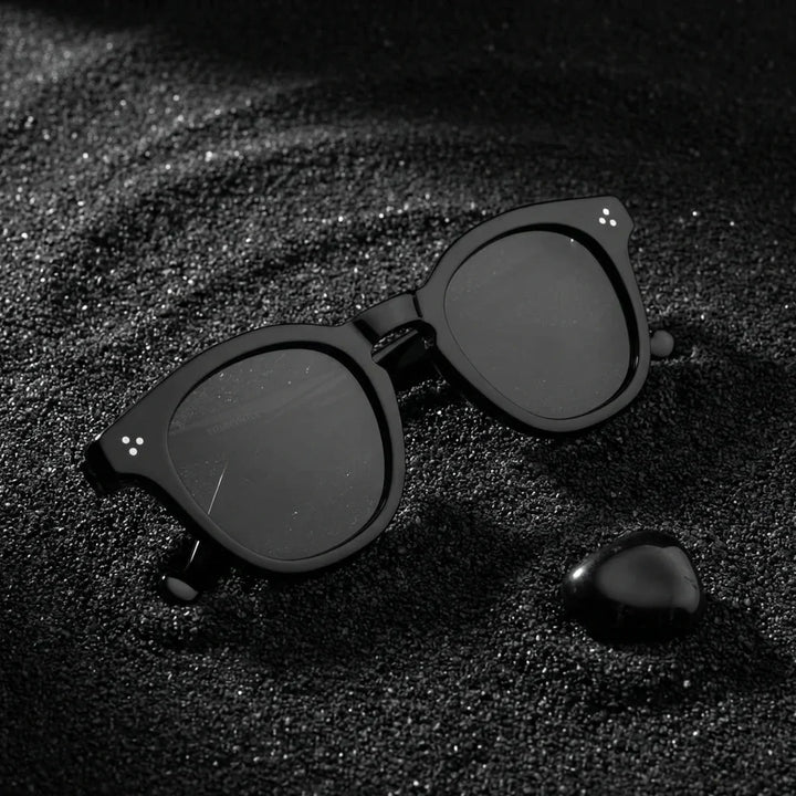 Lentes sol Lenga polarizados UV400 sobre arena negra volcanica Bonoboss #color_negro