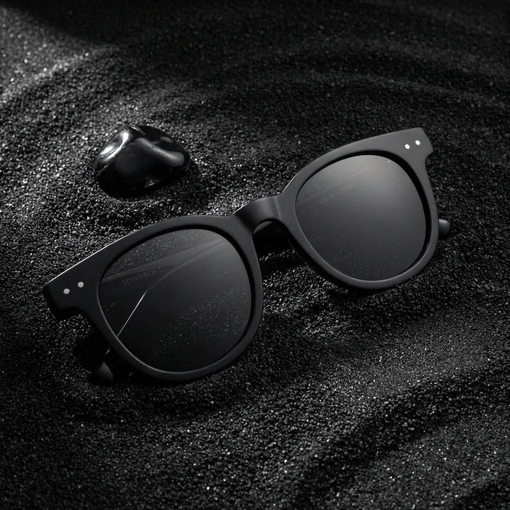 Lentes sol Meli polarizados UV400 sobre arena negra volcanica Bonoboss #color_negro