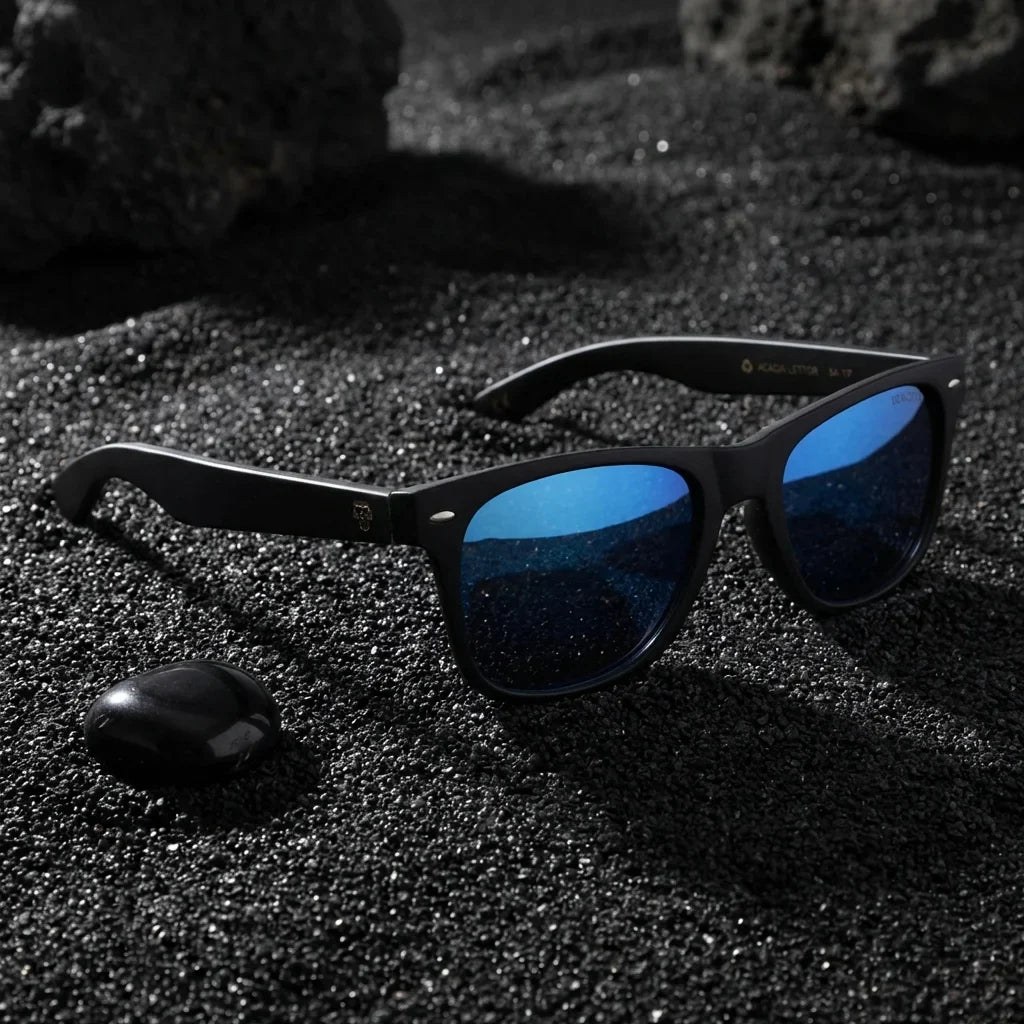 Lentes sol Acacia Dark polarizados UV400 sobre arena negra volcanica Bonoboss #color_sky