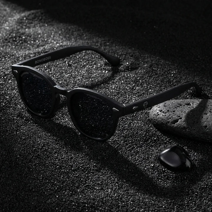 Lentes sol Waimea RPET polarizados UV400 sobre arena negra volcanica Bonoboss #color_negro