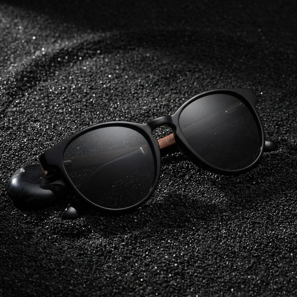 Lentes sol Chiloé 220 polarizados UV400 sobre arena negra volcanica Bonoboss #color_negro