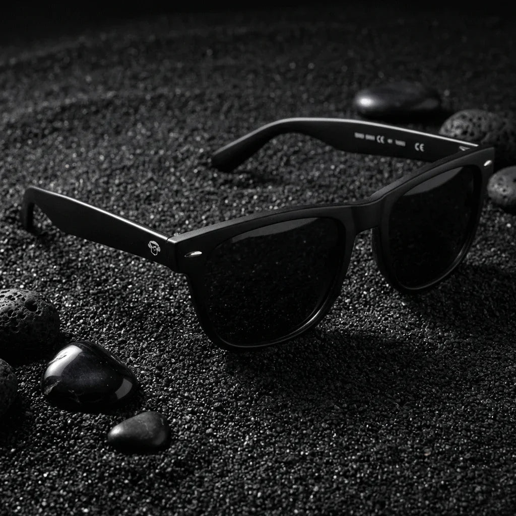 Lentes sol Acacia XL polarizados UV400 sobre arena negra volcanica Bonoboss #color_negro
