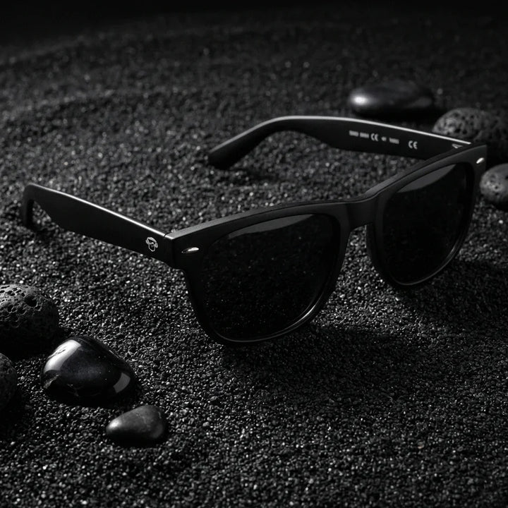 Lentes sol Acacia XL polarizados UV400 sobre arena negra volcanica Bonoboss #color_negro
