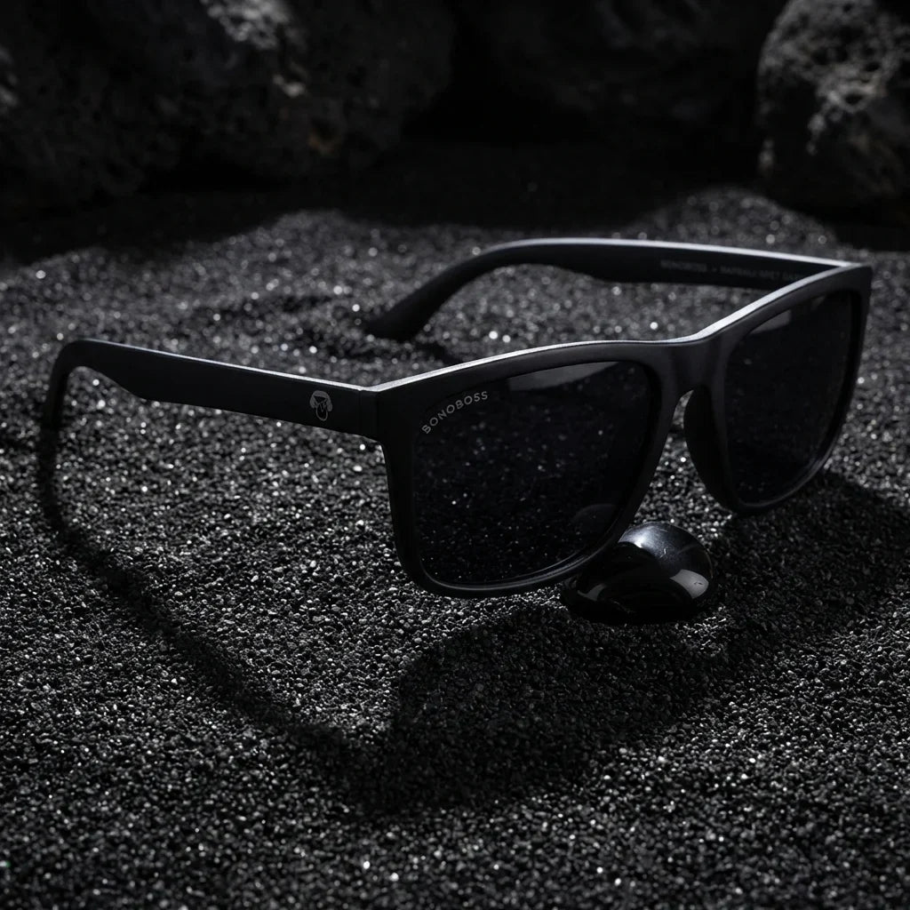 Lentes sol Rapanui RPET polarizados UV400 sobre arena negra volcanica Bonoboss #color_dark