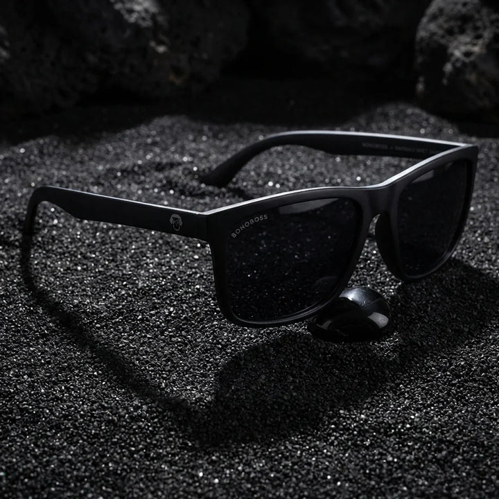 Lentes sol Rapanui RPET polarizados UV400 sobre arena negra volcanica Bonoboss #color_dark
