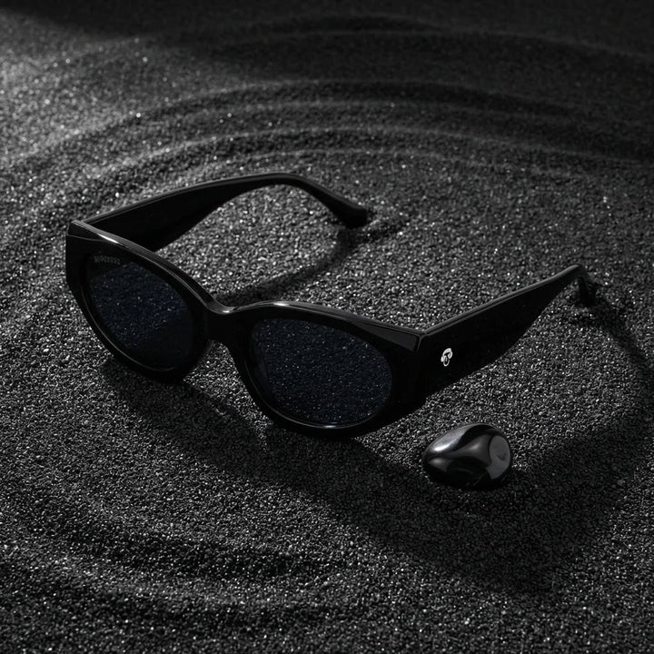 Lentes sol Milan polarizados UV400 bio-acetato negro sobre arena negra textura volcanica contraste Bonoboss #editorial_polarizado #color_negro