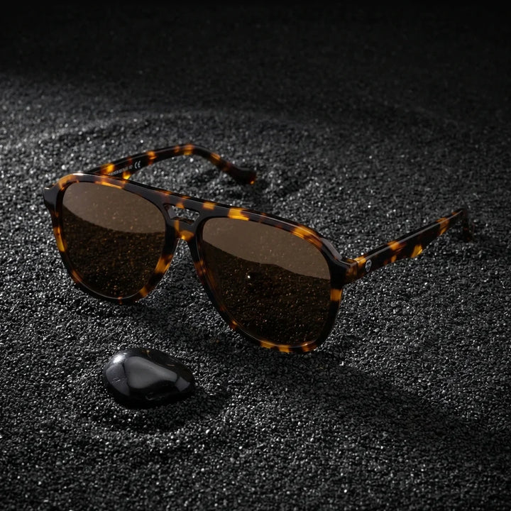 Lentes sol Orson polarizados UV400 sobre arena negra volcanica Bonoboss #color_carey