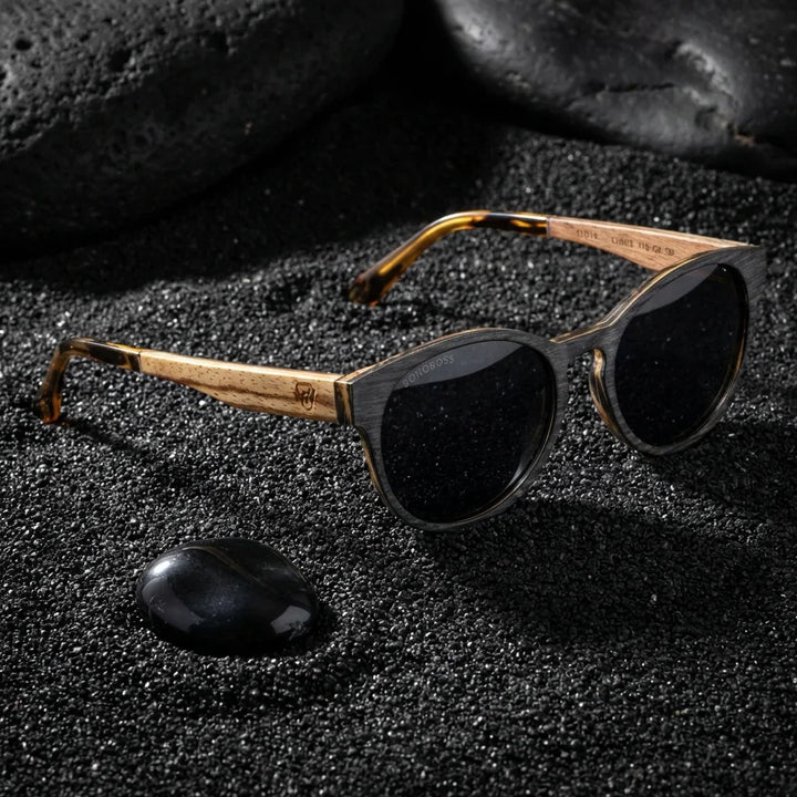 Lentes sol Chiloé 110 Wood polarizados UV400 sobre arena negra volcanica Bonoboss #color_gris