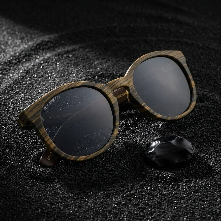 Lentes sol Meli Ebony polarizados UV400 sobre arena negra volcanica Bonoboss #color_negro