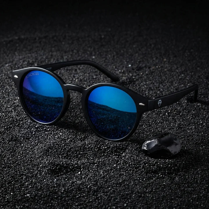 Lentes sol Joplin RPET polarizados UV400 sobre arena negra volcanica Bonoboss #color_espejado-azul