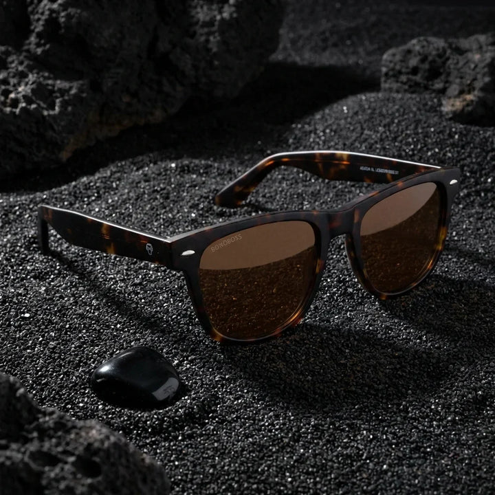 Lentes sol Acacia XL polarizados UV400 sobre arena negra volcanica Bonoboss #color_carey