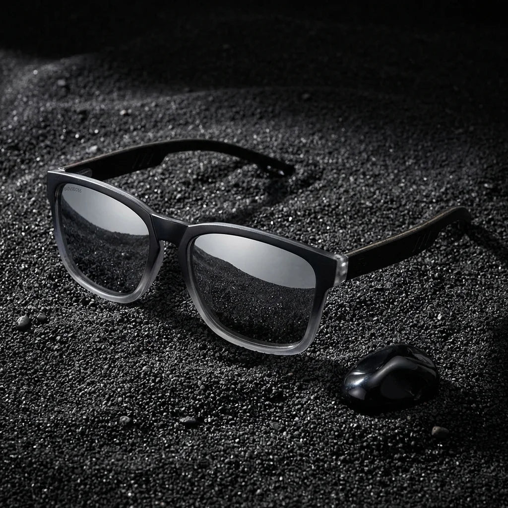 Lentes sol Waimea polarizados UV400 sobre arena negra volcanica Bonoboss #color_espejado-gris