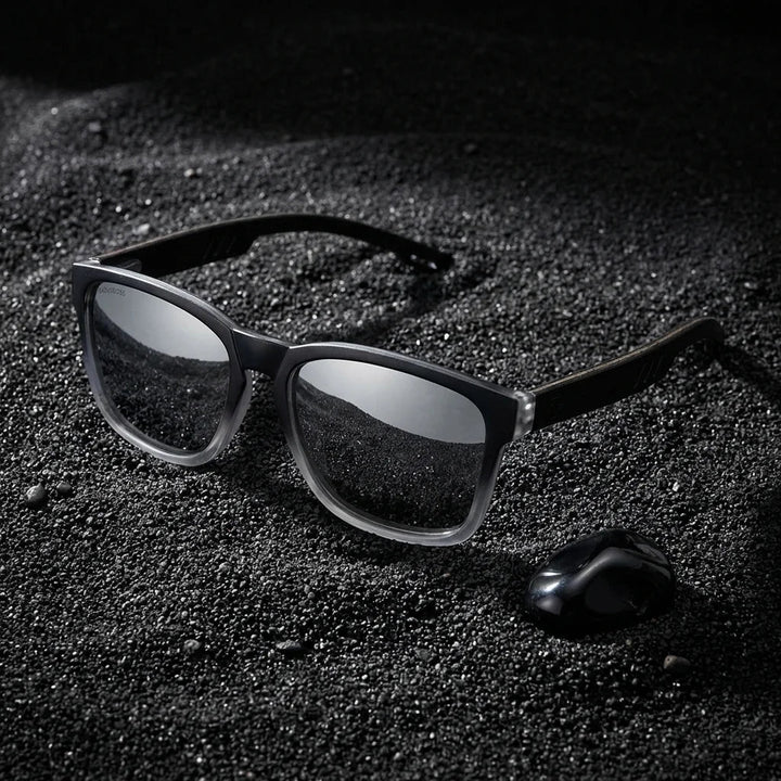 Lentes sol Waimea polarizados UV400 sobre arena negra volcanica Bonoboss #color_espejado-gris