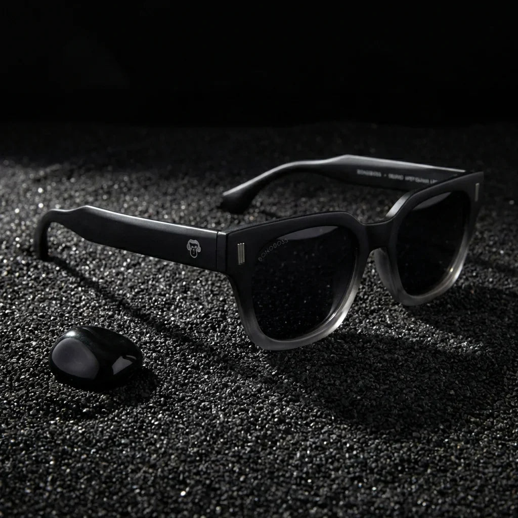 Lentes sol Osorno RPET polarizados UV400 sobre arena negra volcanica Bonoboss #color_negro