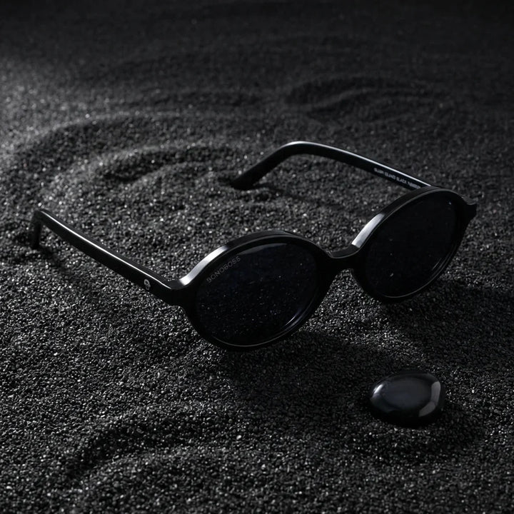 Lentes sol Guapi Island polarizados UV400 sobre arena negra volcanica Bonoboss #color_negro
