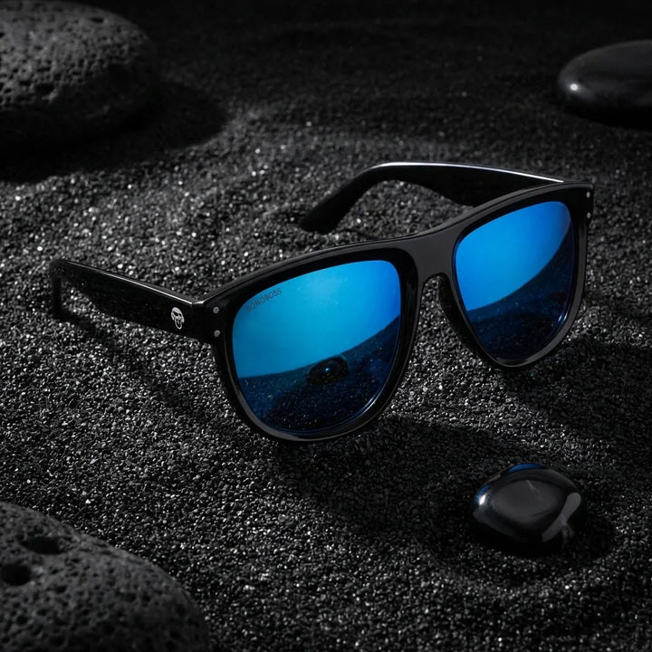 Lentes sol GirlFriend Reverse polarizados UV400 sobre arena negra volcanica Bonoboss #color_espejado-azul