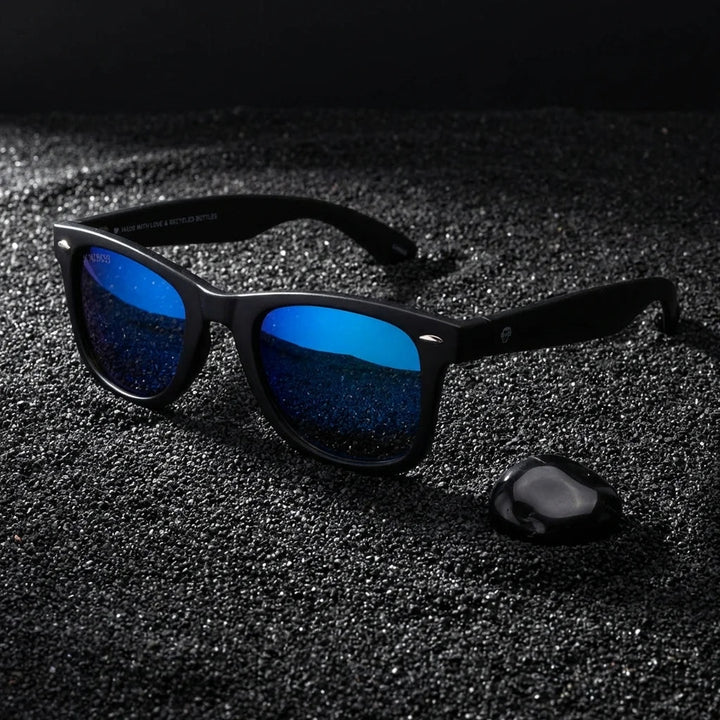 Lentes sol Acacio RPET polarizados UV400 sobre arena negra volcanica Bonoboss #color_sky