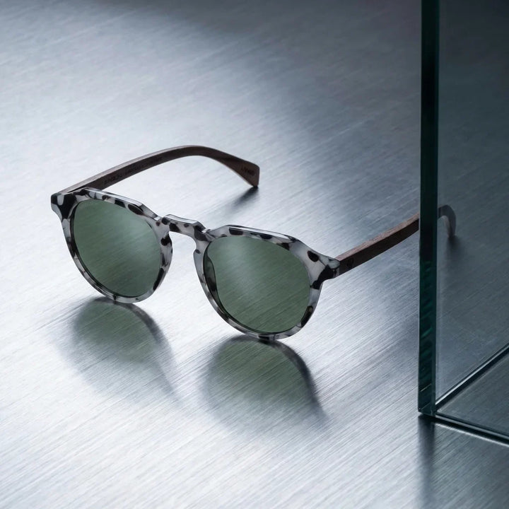 Lentes sol Galapagos polarizados UV400 acetato madera gris sobre superficie metal brushed industrial Bonoboss #editorial_grid1 #color_gris