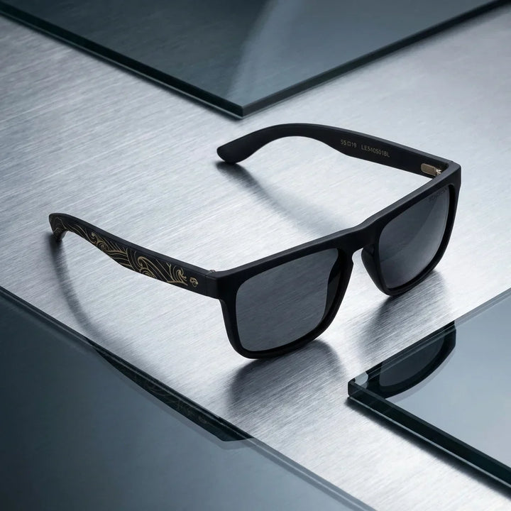 Lentes sol Lautaro Dark Designer's polarizados UV400 madera waves sobre metal cepillado superficie industrial premium Bonoboss #editorial_polarizado #color_waves