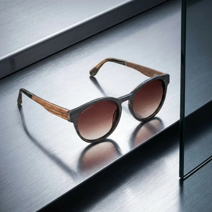 Lentes sol Chiloe 110 Wood polarizados UV400 brown sobre superficie metal brushed industrial Bonoboss #editorial_grid1 #color_brown