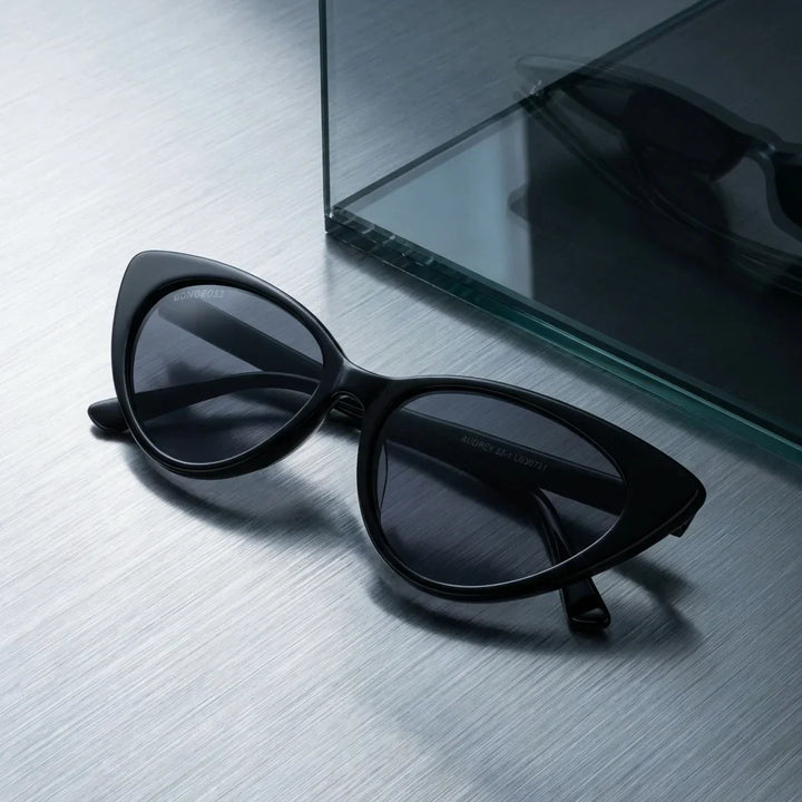Lentes sol Audrey Red polarizados UV400 negro sobre superficie metal brushed industrial Bonoboss #editorial_grid1 #color_negro
