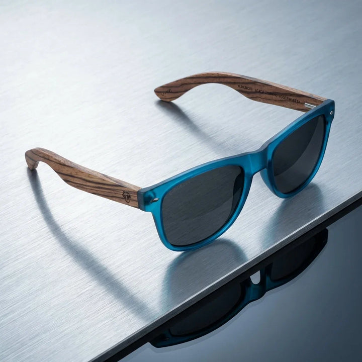 Lentes sol Acacia polarizados UV400 madera zebrano Ocean Smoke sobre metal cepillado superficie industrial Bonoboss #editorial_grid1 #color_ocean-smoke