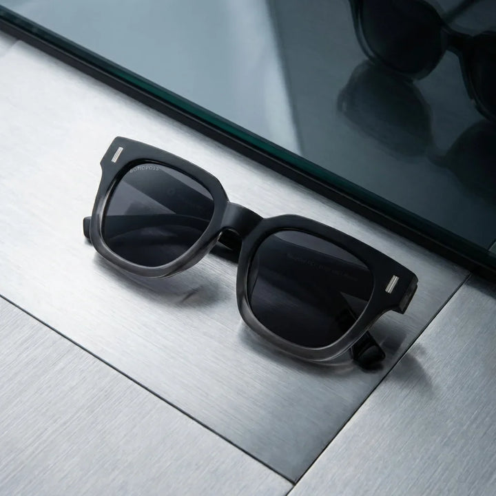 Lentes sol Osorno rPET polarizados UV400 rPET reciclado Dark sobre metal cepillado superficie industrial Bonoboss #editorial_grid1 #color_dark