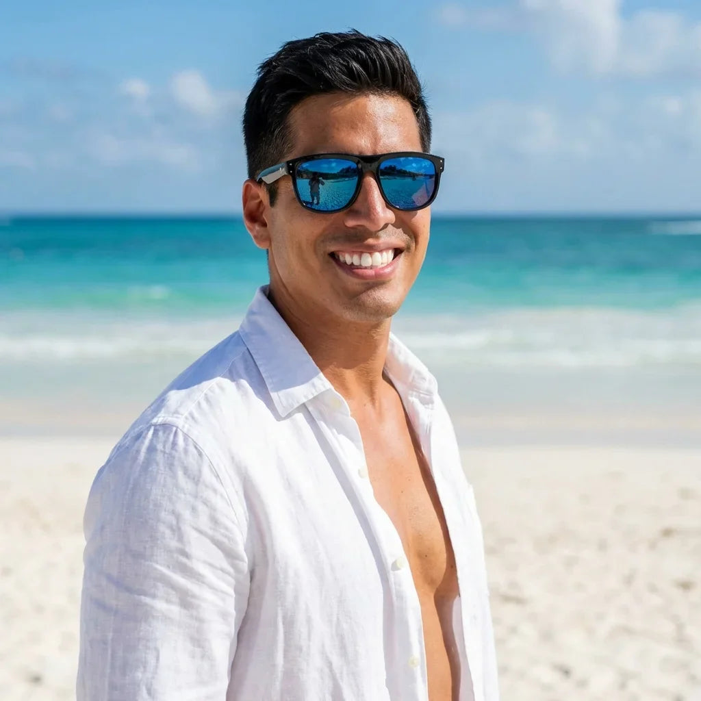 Hombre usando lentes sol GirlFriend Reverse bio-acetato polarizados espejado azul playa costa proteccion solar UV400 Bonoboss #editorial_sustentabilidad #color_espejado-azul