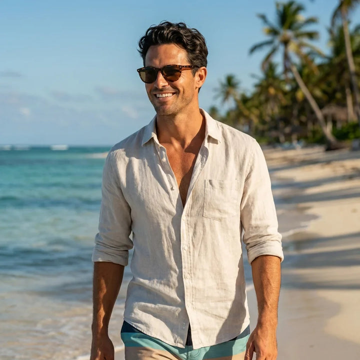 Hombre usando lentes sol Henua polarizados UV400 hombre en playa proteccion solar UV400 Bonoboss #color_carey