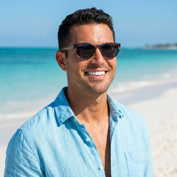 Hombre usando lentes sol Chiloé 110 Carey polarizados UV400 hombre en playa proteccion solar UV400 Bonoboss #color_carey