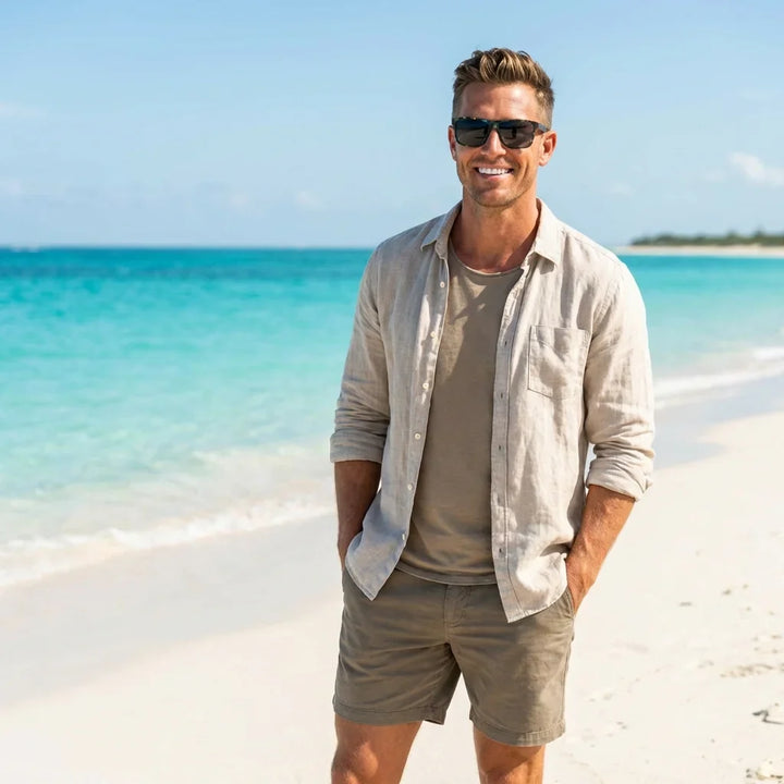 Hombre usando lentes sol Keule madera polarizados verde playa arena oceano proteccion UV estilo costero Bonoboss #editorial_detail1 #color_verde