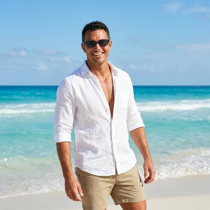 Hombre usando lentes sol Navarino polarizados UV400 hombre en playa proteccion solar UV400 Bonoboss #color_azul